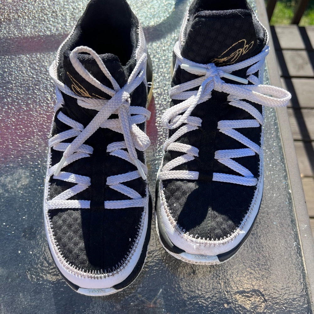 Nike mens kyrie 7.5 size